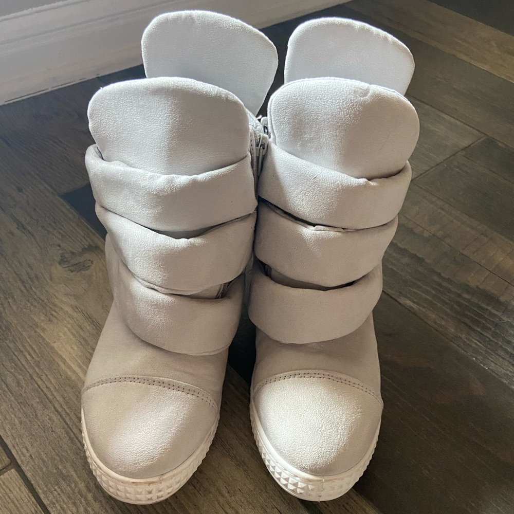 Cute sneaker shoes